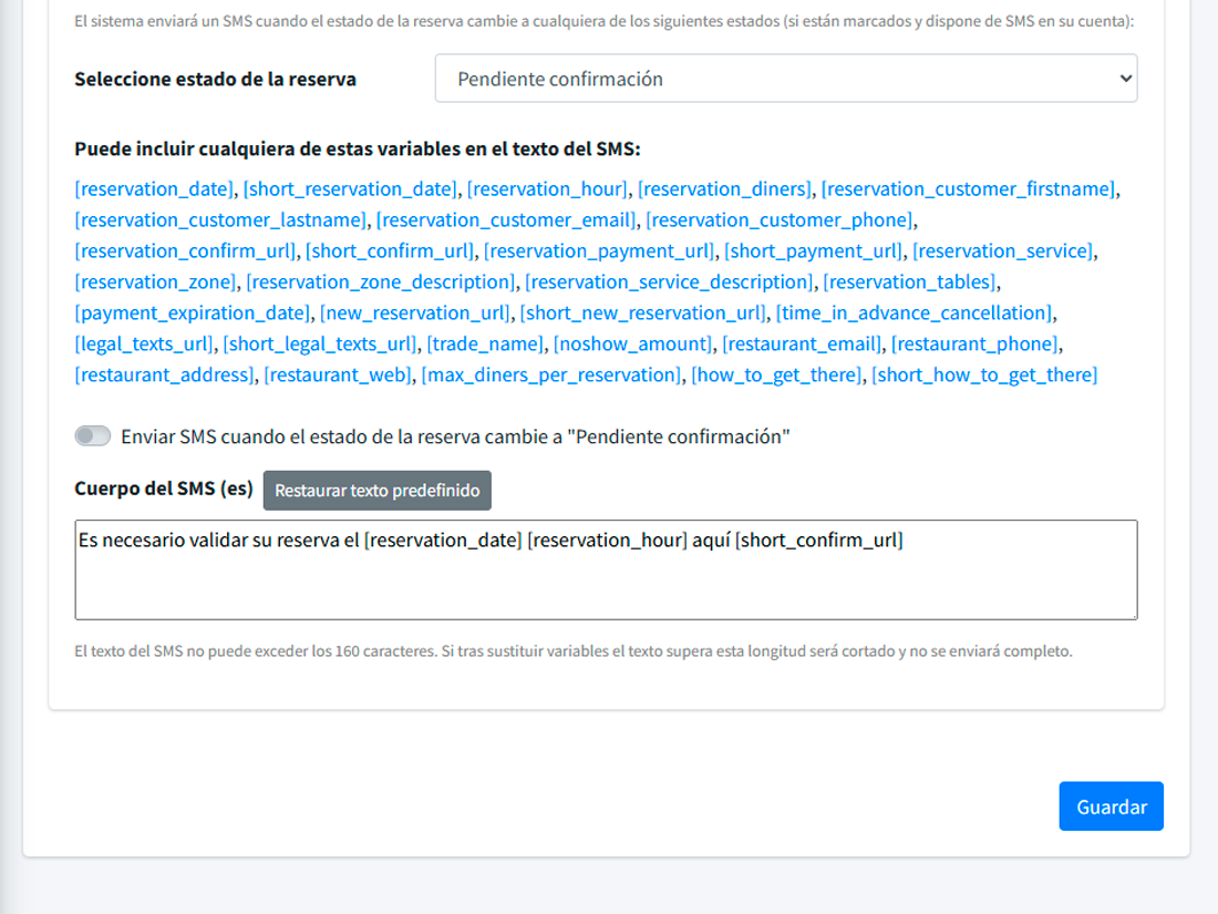 Editor de email con tokens dinámicos insertados y vista previa de cómo lo recibirían dos clientes con perfiles distintos